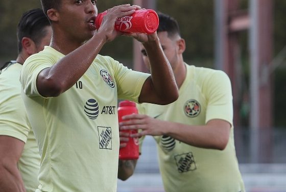 Giovani Dos Santos llega sin dar declaraciones