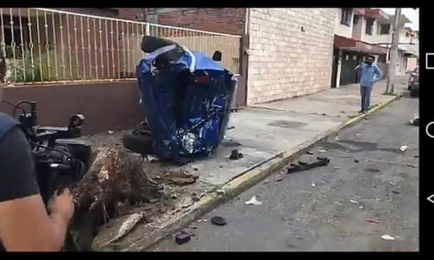 En Veracruz, Conductor de camión urbano choca, vuelca auto compacto, y se da a la fuga