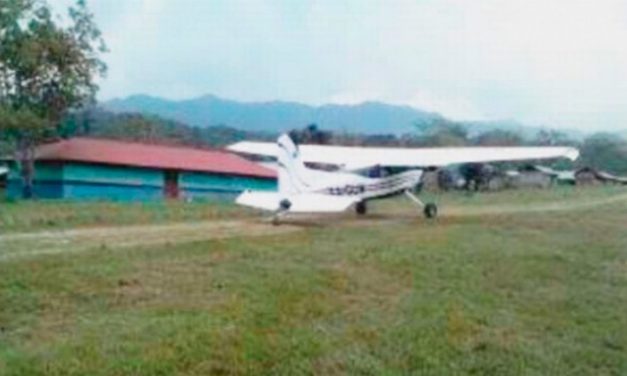 Pobladores en Chiapas asaltan avioneta, matan a policía y se llevan 800 mil pesos destinados a programas federales en la región.