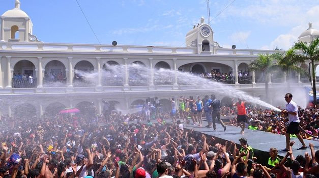 Tradicional baño en el Festival Santa Ana