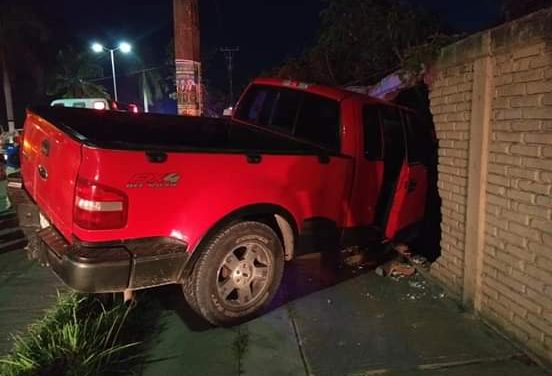 Choca camioneta contra barda del CREN en Tuxpan