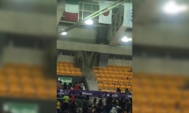 Las fuertes lluvias en la capital de Aguascalientes provocaron que el techo del auditorio Morelos se desplomara.