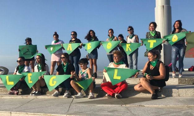 Grupo de mujeres en Veracruz dan “pañuelazo” en pro del aborto