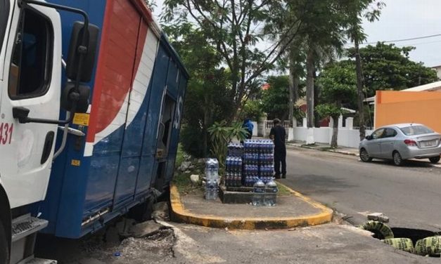 Camión refresquero se hunde en fraccionamiento de Veracruz