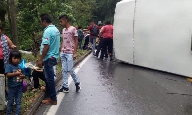 Volcadura de autobús en Ixtaczoquitlán deja seis lesionados