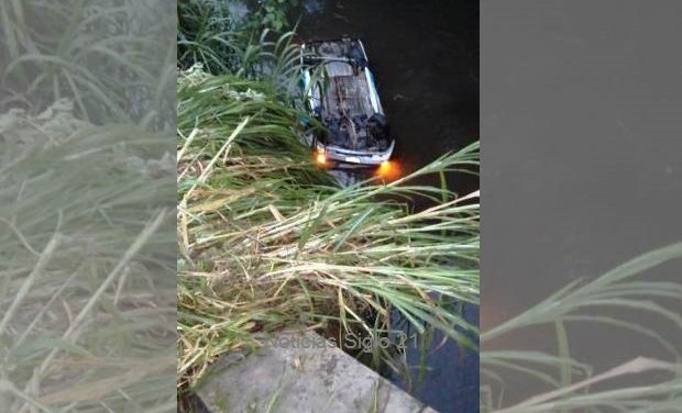 Taxi de Córdoba cayó al rio; murió una mujer