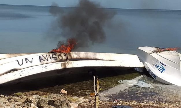 Pescadores de Campeche prenden fuego a lanchas en protesta por depresión del pulpo