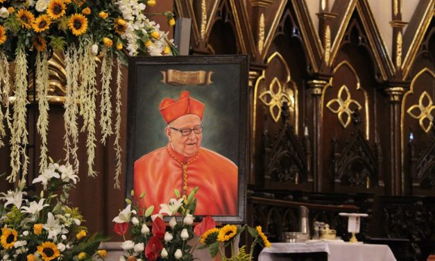 Hace unos momentos se colocó la imagen del Emmo. Sr. Sergio Obeso Rivera con su investidura cardenalicia. La Catedral permanecerá abierta de manera ininterrumpida hasta la Misa de Exequias a realizarse el día martes a las 12:00 hrs. La Iglesia de Xalapa sigue en oración.