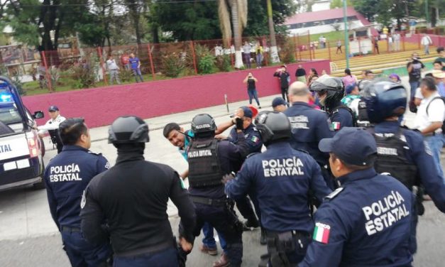 Desaloja la fuerza pública a manifestantes por bloqueo frente a la SEV (VER VIDEO)