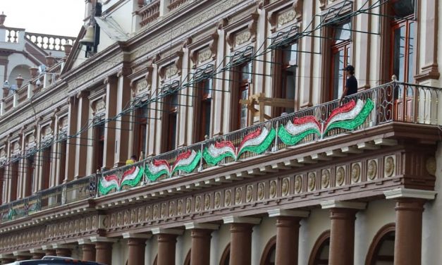 En #Xalapa, colocan adornos y pulen los barandales de Palacio Gobierno por las próximas fiestas patrias.