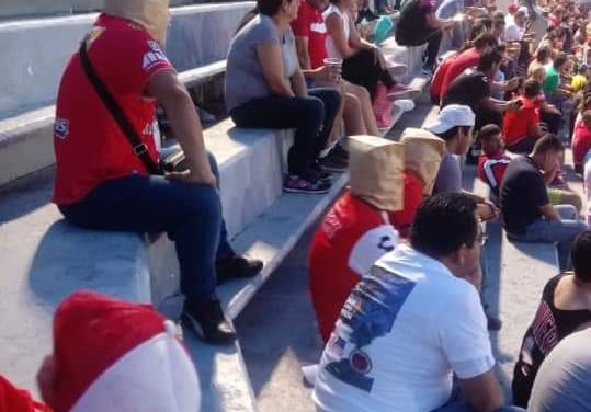 Aficionado del Veracruz con bolsa en la cabeza de vergüenza Veracruz volvió a perder