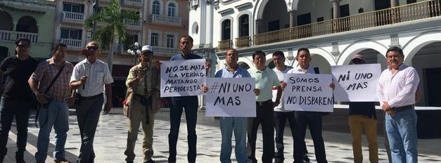 Periodistas de la ciudad de #Veracruz protestaron en el zócalo del puerto, por el asesinato del reportero #JorgeRuizVázquez