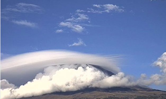 Espectacular nube #lenticularis a esta hora sobre el nevado Volcán #Popocatépetl.