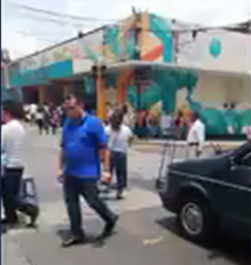 #Manifestación de vendedores ambulantes, mantienen cerrada la calle #Revolución esquina con #Altamirano, en el centro de #Xalapa