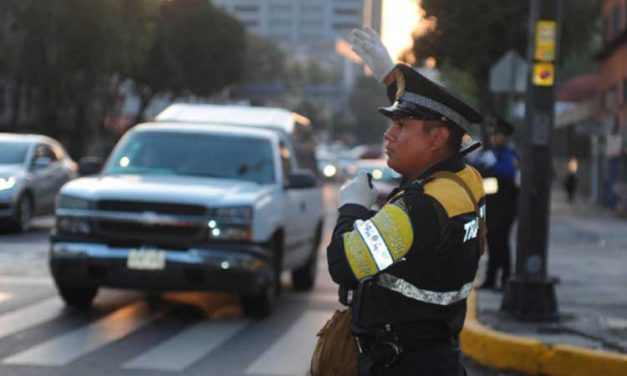 Multan a 308 padres por estacionarse en doble fila en regreso a clases:CDMX