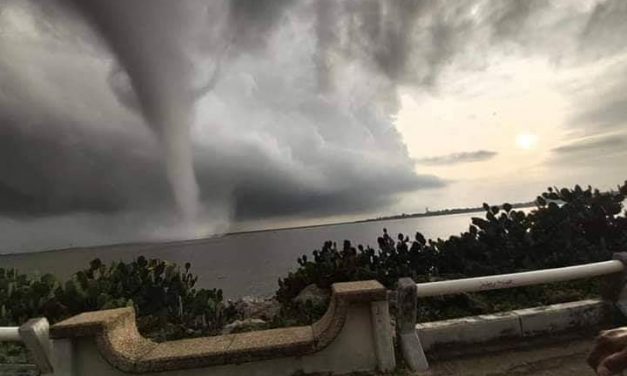 Tromba marina sorprende al Puerto de Coatzacoalcos, Veracruz