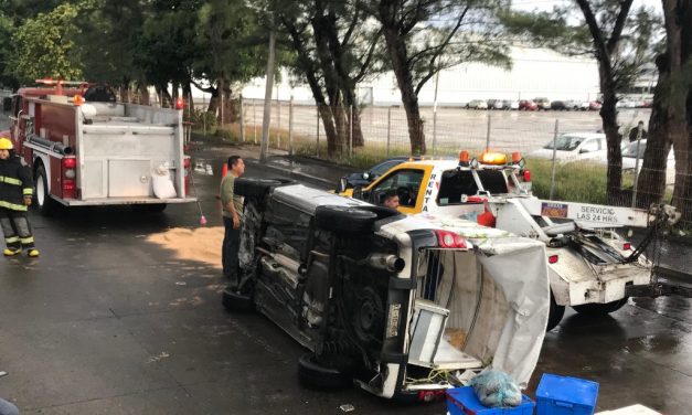 Vuelca camioneta con alimentos