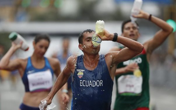 Ecuatoriano dedica oro en marcha a padre desaparecido