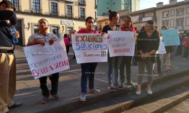 Padres de familia se manifestaron en la plaza Lerdo para solicitar audiencia con el gobernador ya que los alumnos corren peligro en el plantel