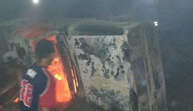 Se calcina camioneta en Tecolutla; sobre carretera federal