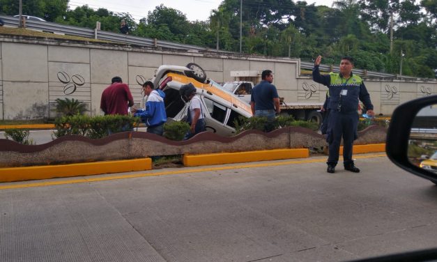 Fuerte accidente provocó volcadura de taxi, en Córdoba