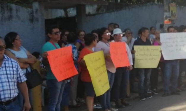 Profesores de telesecundarias se manifiestan por no respetar derechos laborales en Veracruz