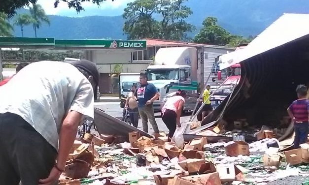 Vuelca tráiler que trabsportaba cerveza en autopista Córdoba-Orizaba