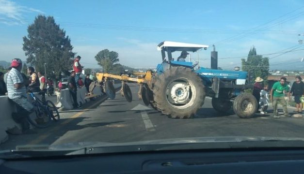 Vecinos de San Pedro Tonanzintla bloquean carretera federal Puebla – Atlixco