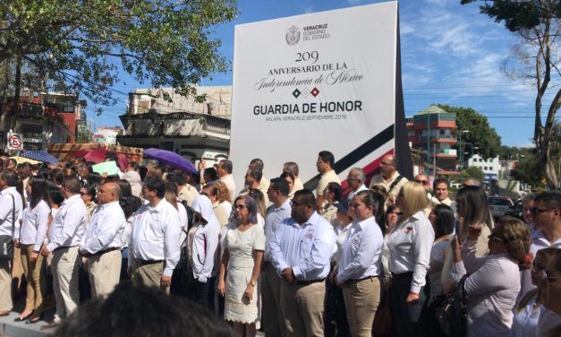 Guardia de honor de integrantes del Sindicato Magisterial Veracruzano