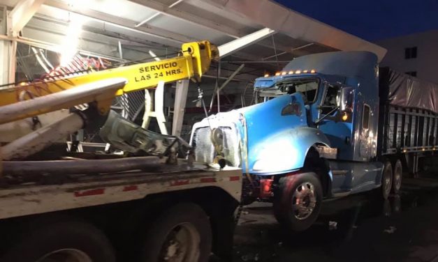 Trailer choca contra estación del ADO en Rafael Cuervo