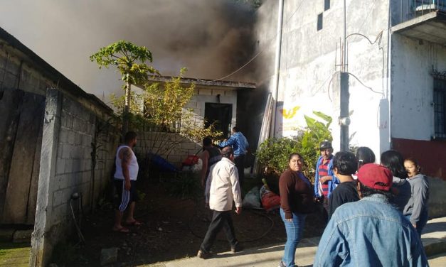 ¡SALVAN POLICÍAS A 3 NIÑOS EN INCENDIO DE VIVIENDA EN IXHUATLÁN DEL CAFÉ!