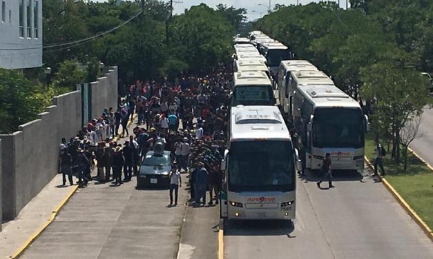 (VER FOTOS Y VIDEO) DE LA CARAVANA DE AUTOBUSES DE FAMILIARES DE LOS 43 Y ESTUDIANTES DE AYOTZINAPA.