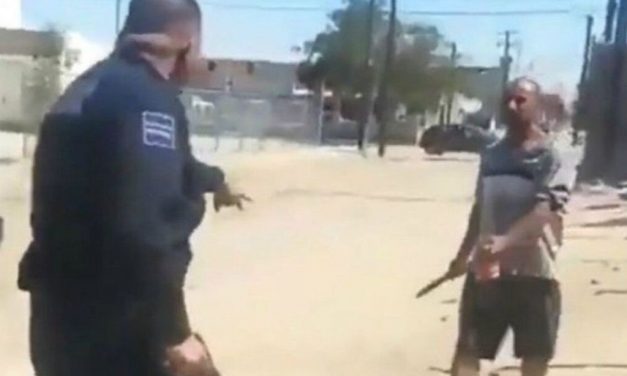 Policía municipal de Sonora mata a balazos a un sujeto que intentó agredirlo (+Video)