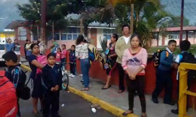 Padres de familia toman plantel educativo de Ixtac