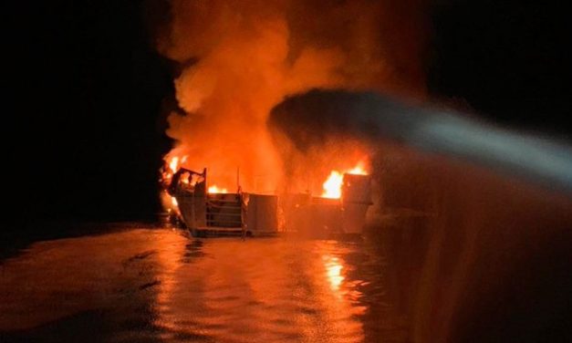 Recuperan 33 cuerpos del barco que se incendió en California