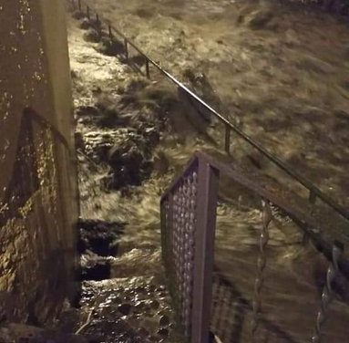 De #UltimoMomento #ULTIMAHORA (VER VIDEO) #Alerta así luce el Río #Orizaba en #Veracruz ya están evacuando varias colonias de las orillas