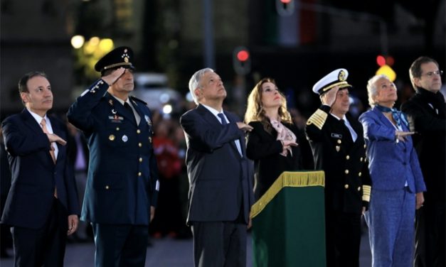 El presidente Andrés Manuel López Obrador izó esta mañana la Bandera Nacional a media asta, en memoria de las personas fallecidas en los sismos del 19 de septiembre de 1985 y de 2017.