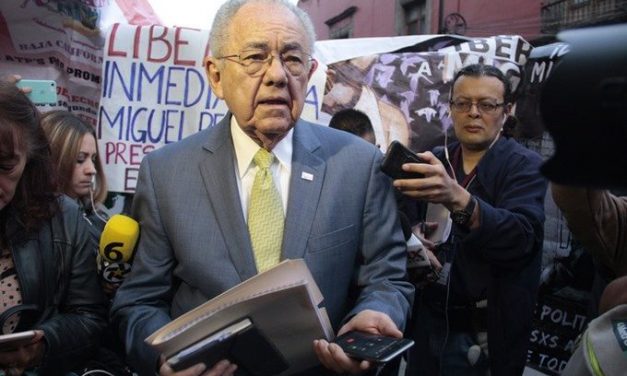 Manifestantes impiden a Jiménez Espriú entrar a Palacio Nacional