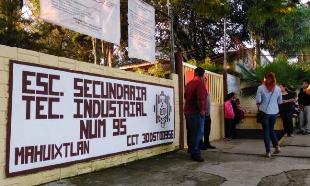 Toman escuela en Mahuixtlán, exigen libros de texto y maestros