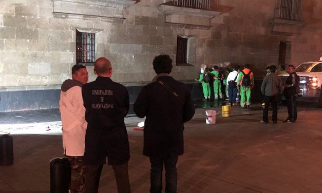 Limpian paredes de Palacio Nacional grafiteadas en manifestación por caso Ayotzinapa