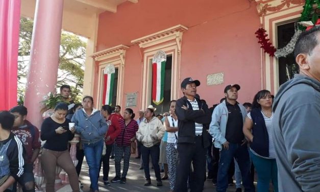 Toman el Palacio Municipal de Teocelo