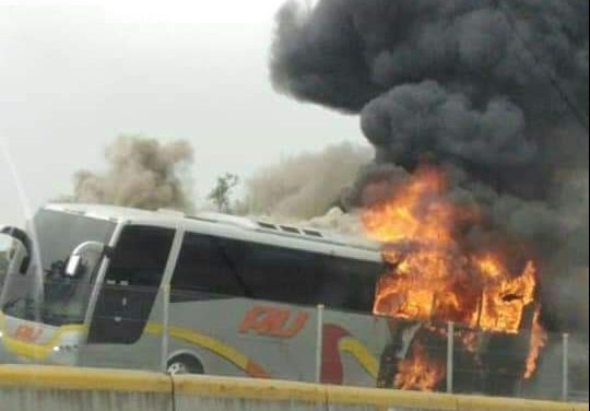 Se incendia autobús AU en Santa Rita Tlahuapan