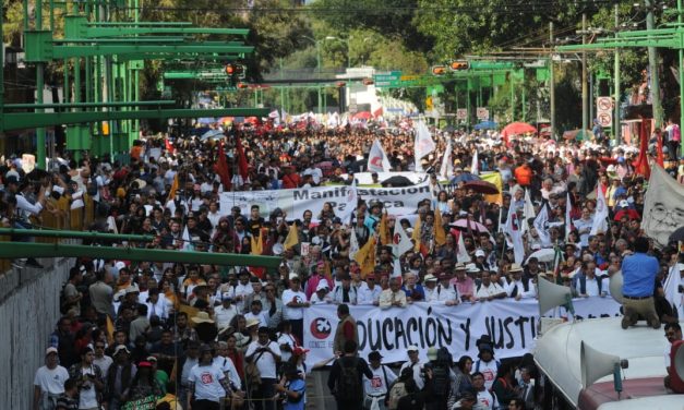 Diversos contingentes acompañan al Comité 68 en la marcha conmemorativa por el 02 de octubre