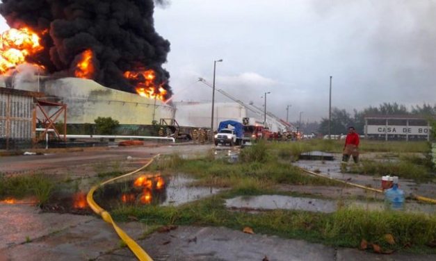 Se registra incendio (VER VIDEO) en Terminal Marítima de Pajaritos en Coatzacoalcos