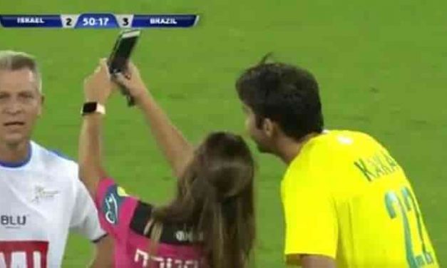 Una árbitra amonesta a Kaká…¡para tomarse una selfie con él!