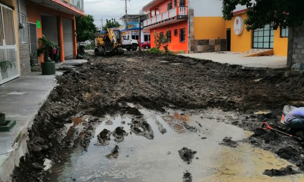 Suspenden trabajos de pavimientación en la Colonia Adolfo López Mateos y dejan a los vecinos sin entrada a sus casas