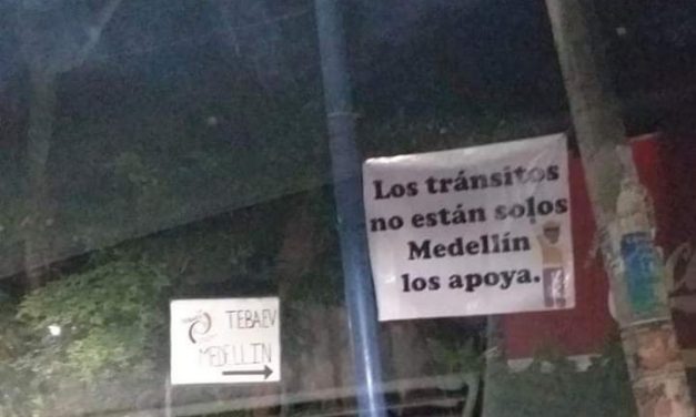 Aparcen mantas que dicen que Medellin apoya a transito del estado