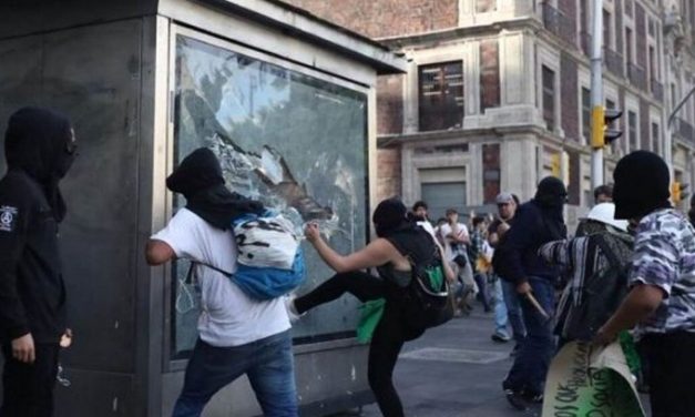 Vandalizan edificios del Centro Histórico de CDMX durante marcha por el 2 de octubre