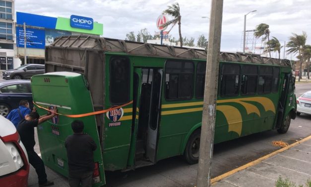 Se le vuela el toldo a camión de transporte público en Boca del Río (VER VIDEO)