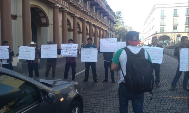 Pobladores de Rafael Delgado exigen auditoría a alcaldesa, síndico mantiene huelga de hambre